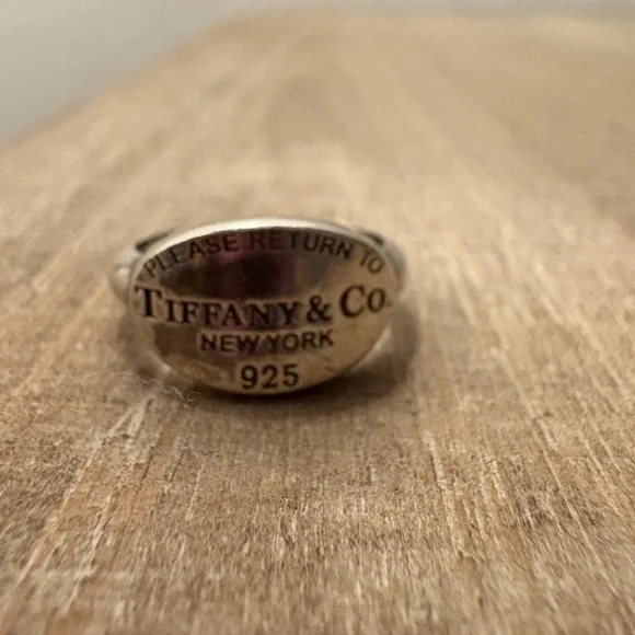Tiffany & Co. Return to Tiffany Oval Signet Ring in Silver - Picture 2 of 9